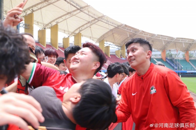 河南队间歇期开放日：数百球迷烈日观训 球员主动签名合影