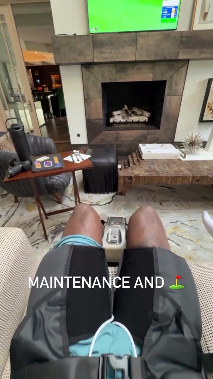 勒布朗阿克伦豪宅内晒恢复日常：髋部暖身、蟹肉饼佐鱼子酱
