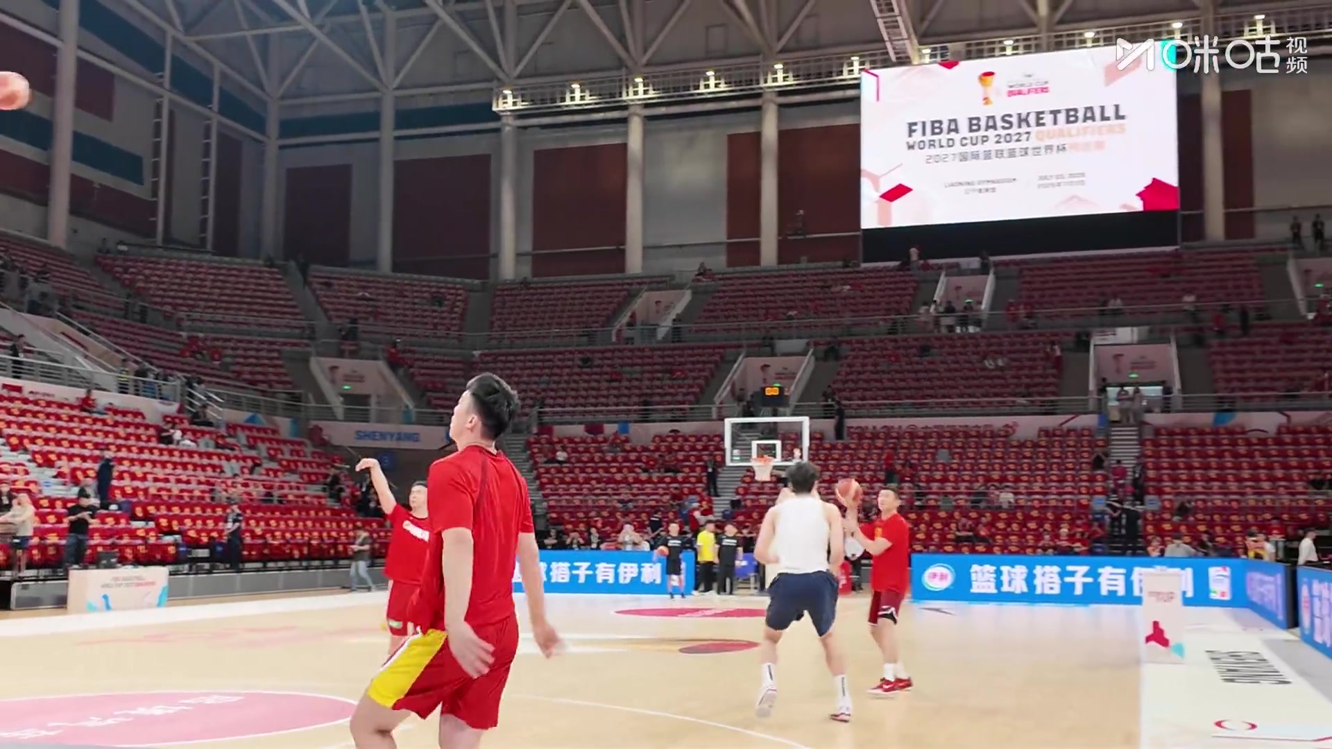 杨瀚森赛前加练勾手 今晚战日本数据预期双十 杨瀚森赛前加练勾手 今晚战日本数据预期双十