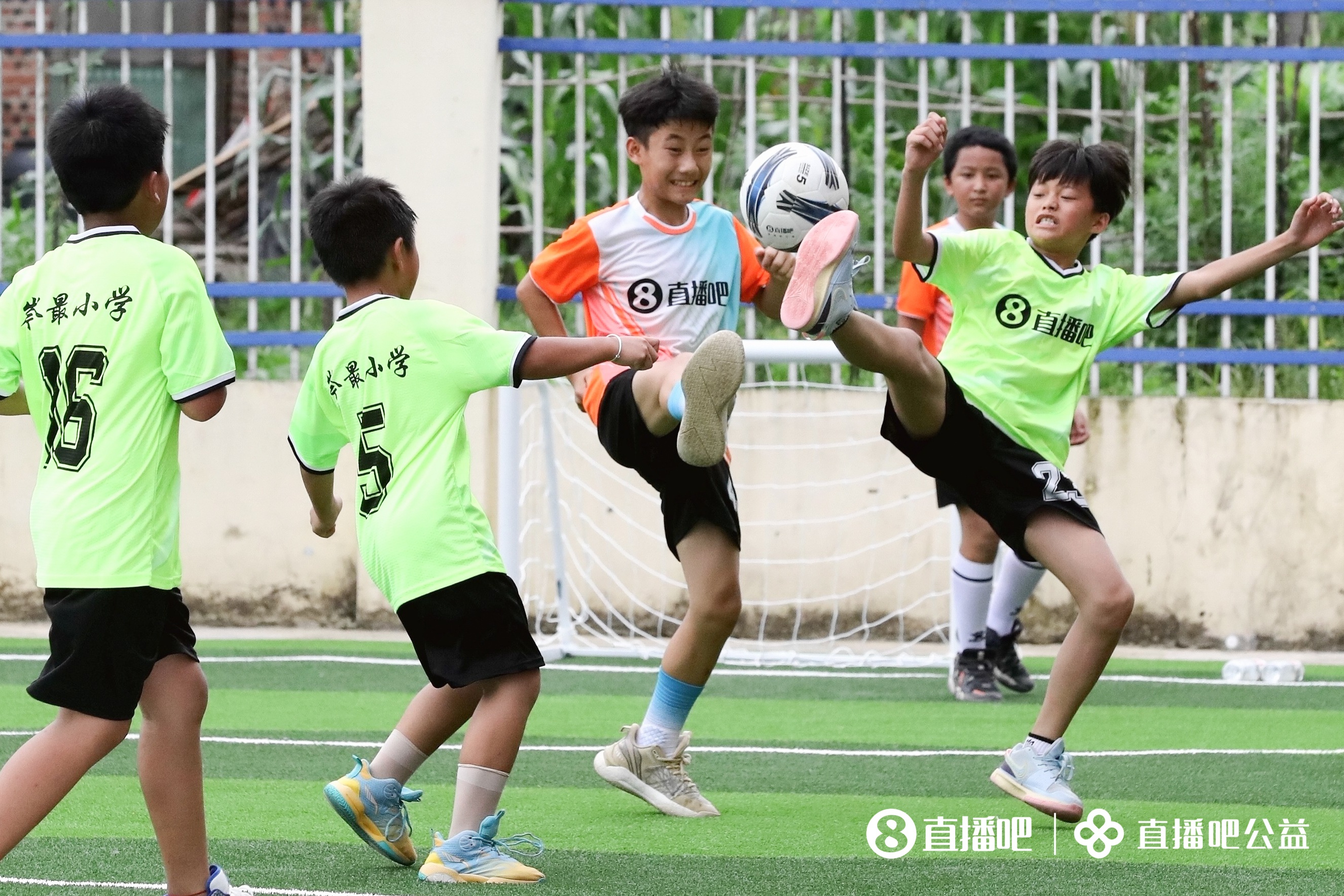 贵州山区岑最小学新球场落成：137名留守娃告别水泥地踢球
