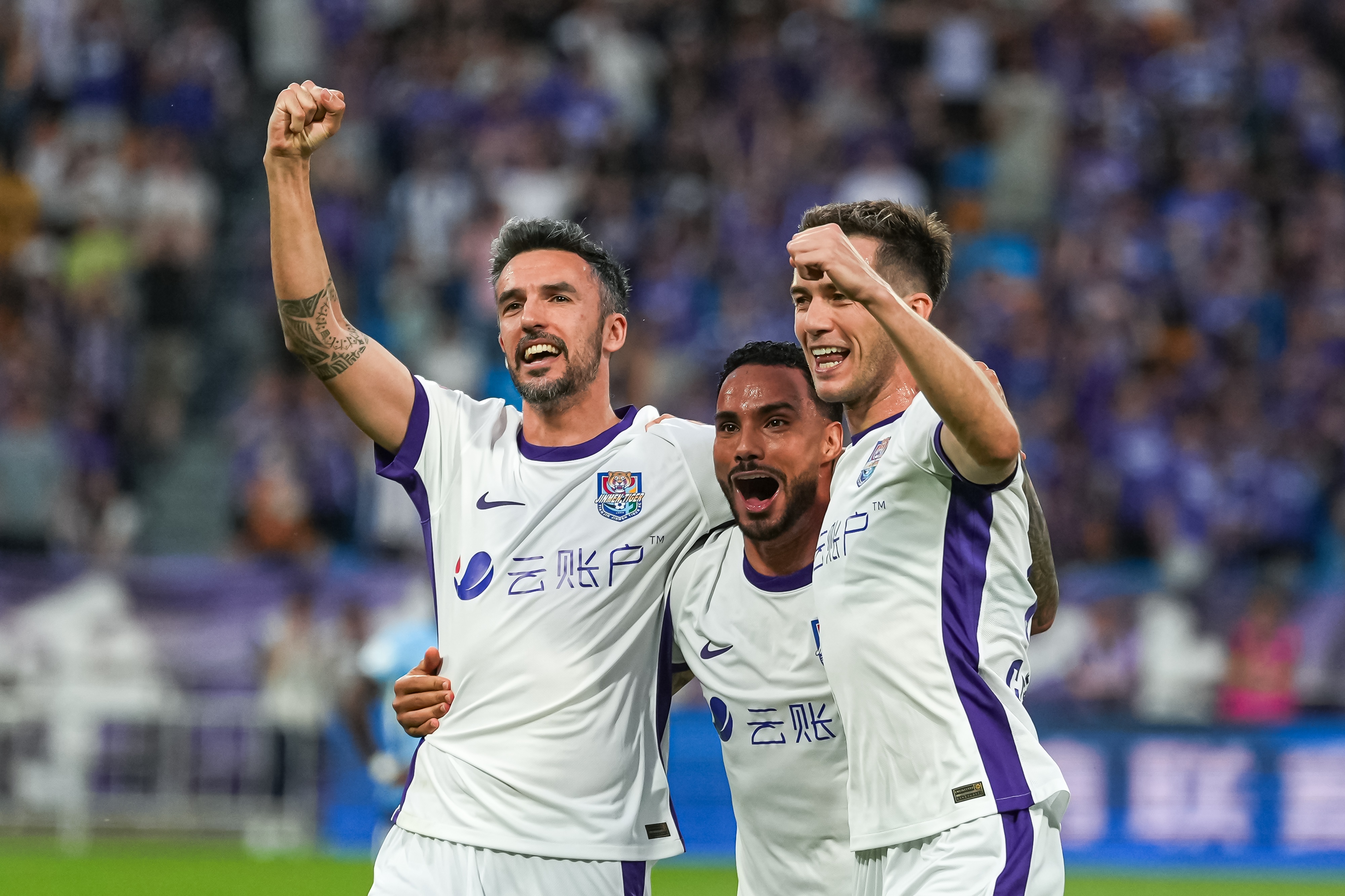 津门虎3-0新鹏城运动战破荒,于根伟耳麦遥控指挥助球队逃离副班长 津门虎3-0新鹏城运动战破荒,于根伟耳麦遥控指挥助球队逃离副班长