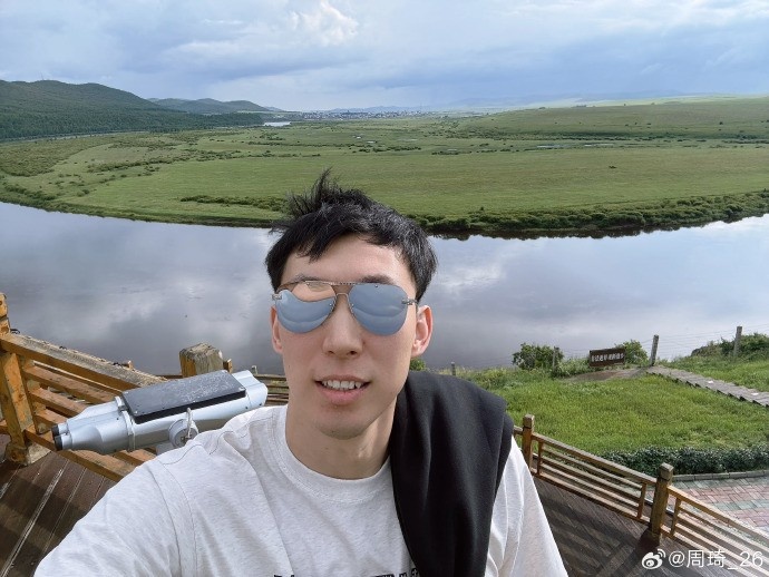 周琦假期晒满洲里照 上赛季季后赛场均2.1盖帽 周琦假期晒满洲里照 上赛季季后赛场均2.1盖帽