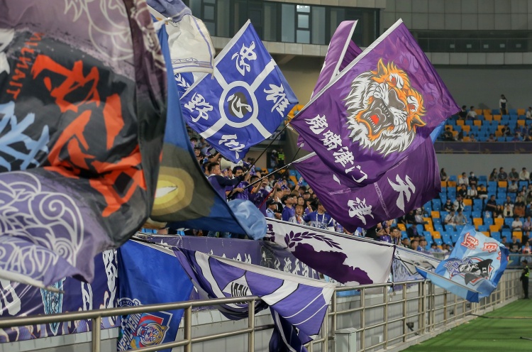 津门虎3-2逆转云南玉昆 场边球迷离世巴顿悼念