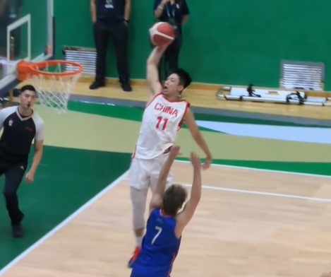 U18国青89-52大胜闪电队 张淳智反击单臂滑翔隔扣