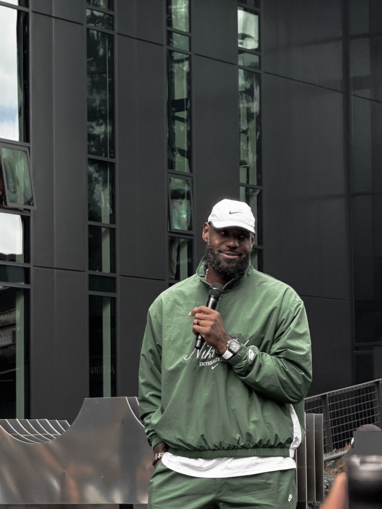 詹姆斯现身耐克总部 亲手为爬楼冠军戴上王冠 詹姆斯现身耐克总部 亲手为爬楼冠军戴上王冠