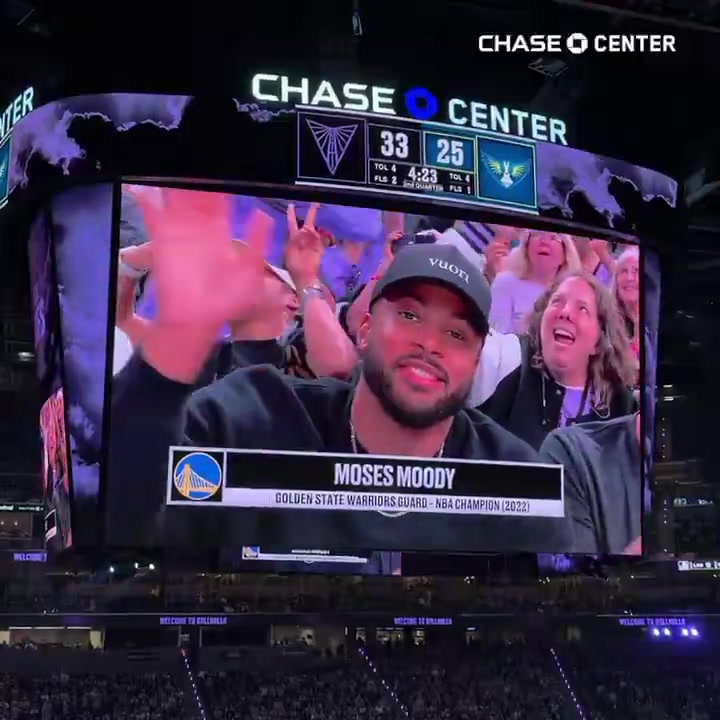 勇士四将场边观战女武神 库里佩顿二世在列 勇士四将场边观战女武神 库里佩顿二世在列