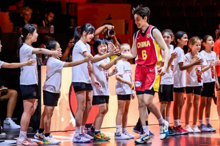 当国歌响起，4位中国女孩也站上了世界杯的舞台