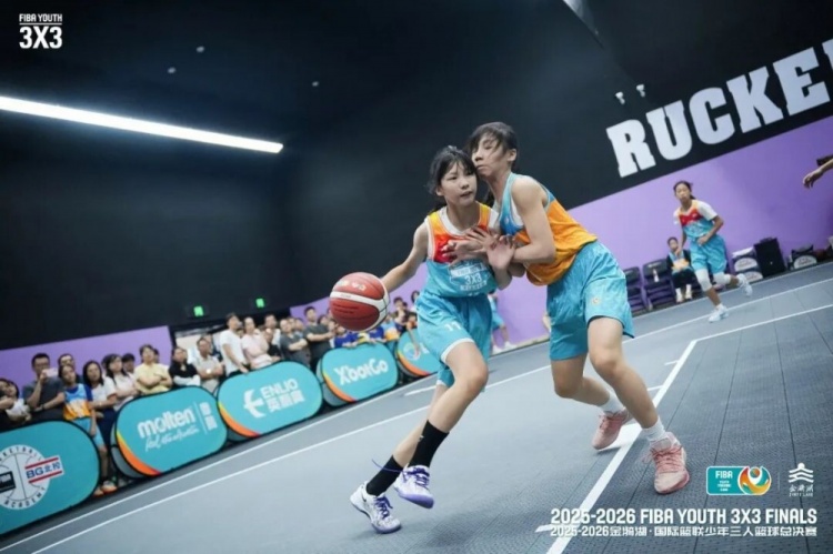 当国歌响起，4位中国女孩也站上了世界杯的舞台