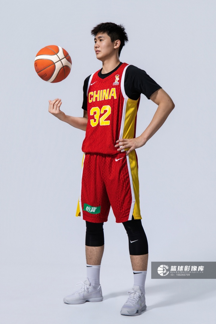 媒体人:这个夏天李悦洲的进步很明显 三分&突破都比之前有提升 媒体人:这个夏天李悦洲的进步很明显 三分&突破都比之前有提升